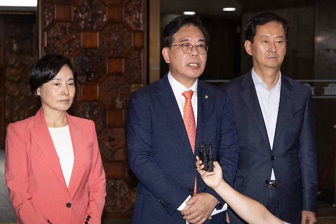 국민의힘 송언석 원내대표가 25일 본회의에 앞서 열린 의원총회를 마친 뒤 정부조직법 등 본회의에 상정된 정부조직법 등 4건의 법안에 대해 필리버스터(무제한 토론을 통한 합법적 의사진행 방해) 진행을 발표하고 있다. 연합뉴스