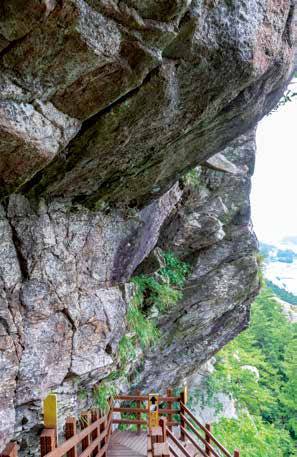 깎아지른 암벽 아래 형성된 데크(덱) 길. 거칠고 거대한 암벽의 모습이 인상 깊다. 그 아래를 걸을 땐 낙석을 조심해야 한다.