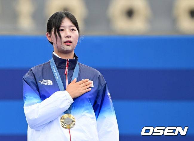 [OSEN=파리(프랑스), 최규한 기자] 임시현(21)이 남수현(19)을 꺾고 금메달을 목에 걸었다. 남수현은 은메달을 차지했다. 임시현은 3일(한국시간) 프랑스 파리 래쟁발리드에서 열린 2024 파리 올림픽 양궁 여자 개인 결승전에서 남수현과 겨뤄 7-3으로 승리했다. 이로써 한국은 양궁 여자 개인 결승에서 금메달과 은메달을 획득했다. 동메달은 전훈영(30)을 꺾은 리사 바르블랭(프랑스)이 차지했다.임시현이 시상대에서 애국가를 부르고 있다. 2024.08.03 / dreamer@osen.co.kr
