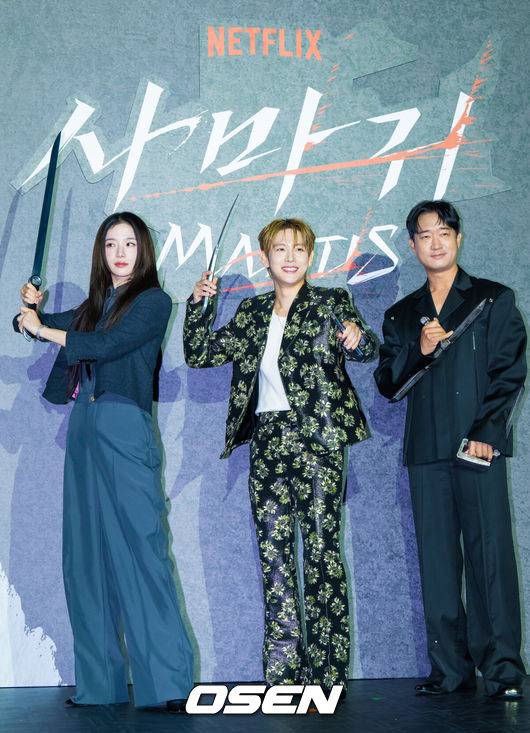 [OSEN=박준형 기자] 25일 오후 서울 롯데시네마 건대입구에서 넷플릭스 영화 ‘사마귀’ 제작보고회가 진행됐다.모든 룰이 무너진 살인청부업계에 긴 휴가 후 컴백한 A급 킬러 ‘사마귀’와 그의 훈련생 동기이자 라이벌 ‘재이’ 그리고 은퇴한 레전드 킬러 ‘독고’가 1인자 자리를 놓고 벌이는 대결을 그린 액션으로 배우 임시완과 박규영, 조우진이 출연한다.배우 박규영과 임시완, 조우진이 포즈를 취하고 있다.    2025.09.25 / soul1014@osen.co.kr