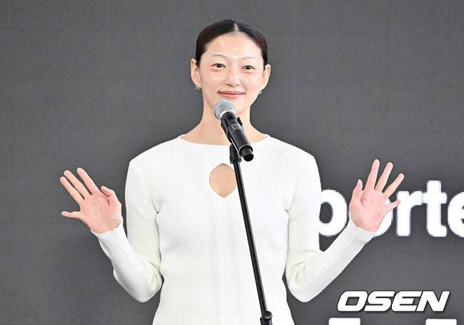 [OSEN=부산, 이석우 기자] 21일 부산 해운대구 영화의전당 BIFF 야외무대에서 제30회 부산국제영화제(BIFF) 영화 ‘사마귀: 살인자의 외출’ 야외무대인사가 열렸다.이번 부산국제영화제에서는 개막작 ‘어쩔수가 없다’를 시작으로 공식 초청작 64개국 241편과 커뮤니티비프 상영작까지 합쳐 총 328편이 상영된다. 올해는 신설된 경쟁 부문 14편을 초청해 다섯 개의 ‘부산 어워드’ 상을 시상한다. 아시아 영화를 대상으로 대상, 감독상, 심사위원 특별상, 배우상(2명), 예술공헌상 등 5개 부문에 걸쳐 시상한다.이엘이 야외무대인사를 하고 있다. 2025.09.21 / foto0307@osen.co.kr