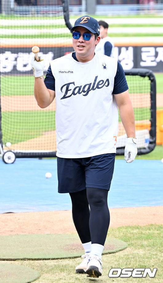 [OSEN=대전, 민경훈 기자] 7일 대전 한화생명볼파크에서 ‘2025 신한 SOL Bank KBO리그’ 한화 이글스와 KT 위즈 경기가 열릴 예정인 가운데 그라운드 훈련이 진행됐다.홈팀 한화는 라이언 와이스, KT는 고영표를 선발로 내세운다.경기 전 한화 안치홍이 그라운드 위에서 훈련을 하며 미소짓고 있다. 2025.08.07 / rumi@osen.co.kr