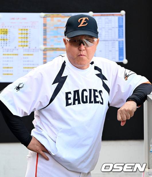 [OSEN=대전, 이대선 기자] 13일 오후 대전 한화생명볼파크에서 2025 신한 SOL Bank KBO리그 한화 이글스와 키움 히어로즈의 경기가 열렸다.한화는 폰세, 키움은 하영민을 선발 투수로 내세웠다.경기에 앞서 한화 김경문 감독이 더그아웃을 바라보고 있다. 2025.09.13 /sunday@osen.co.kr