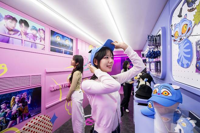 모델들이 에버랜드에 마련된 ‘케이팝 데몬 헌터스’ 테마존을 소개하고 있다. 삼성물산 리조트부문은 에버랜드에 케이팝 데몬 헌터스 테마존, 이머시브 방탈출 어드벤처 등 다채로운 콘텐츠를 26일 추가 오픈할 예정이다. 삼성물산 리조트부문 제공
