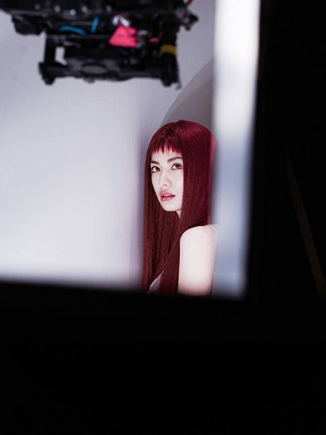 미공개 스틸컷을 공개한 나나. 나나 SNS 캡처