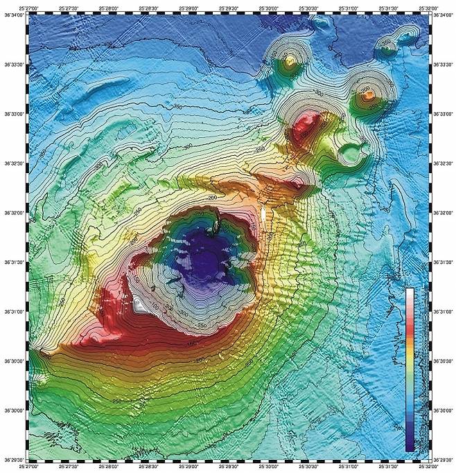 그리스 에게해에 있는 콜롬보 해저 화산의 지형도. 콜롬보 해저 화산은 산토리니섬과 약 7㎞ 떨어져 있다. 위키피디아 제공