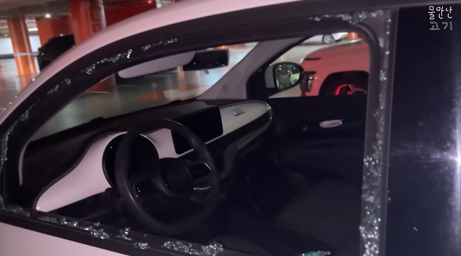 스페인 바르셀로나의 한 대형 쇼핑물 주차장에 주차해 놓은 렌터카의 창문이 산산조각 나 있는 모습. 유튜버는 차 안에 있던 여행가방 등 짐을 모두 도난맞는 피해를 입었다고 밝혔다. 유튜브 채널 ‘물만난고기’ 캡처