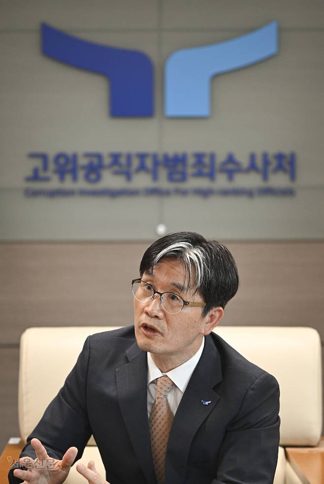 오동운 고위공직자범죄수사처장이 24일 경기 과천시 정부과천청사에 있는 공수처에서 서울신문과 인터뷰를 하고 있다. 이지훈 기자