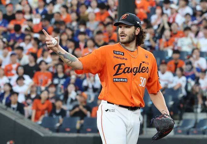다승, 탈삼진, 평균자책점 ‘트리플 크라운’에 도전 중인 한화 이글스 투수 코디 폰세. 뉴스1