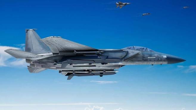 제너럴 아토믹스가 공개한 롱숏 렌더링 이미지. F-15 전투기 외부 장착대에 2기의 롱숏이 탑재된 모습이 담겼다. 제너럴 아토믹스 제공