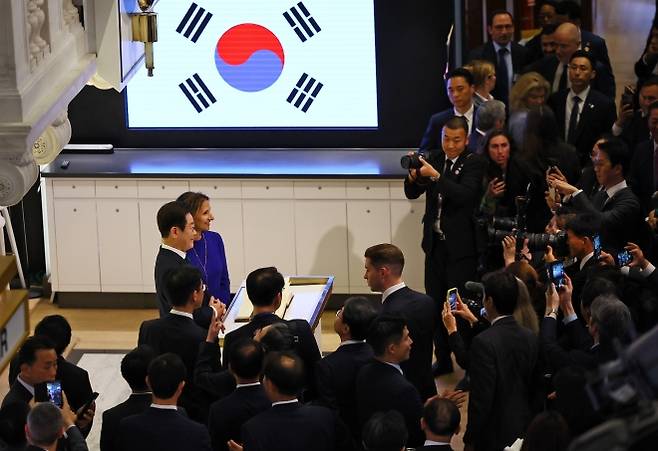 이재명 대통령, 뉴욕 증권거래소 방문 - 이재명 대통령이 25일(현지시간) 미국 뉴욕 증권거래소에서 린 마틴 회장과 기념 촬영을 하고 있다. 2025.9.25 연합뉴스