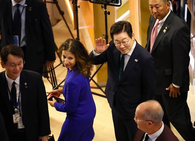 이재명 대통령, 뉴욕 증권거래소 방문 - 이재명 대통령이 25일(현지시간) 미국 뉴욕 증권거래소에서 린 마틴 회장(푸른색 옷)과 타종 행사를 위해 이동하고 있다. 2025.9.25 연합뉴스