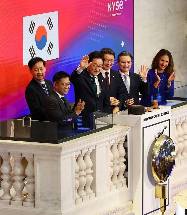 이재명 대통령, 뉴욕 증권거래소 방문 - 이재명 대통령이 25일(현지시간) 미국 뉴욕 증권거래소에서 개장을 알리는 버튼을 누른 뒤 손을 흔들고 있다. 2025.9.25 연합뉴스