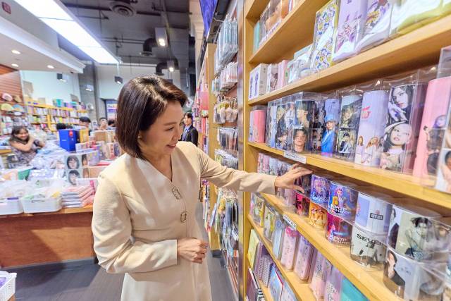 이재명 대통령과 함께 미국 뉴욕을 방문한 김혜경 여사가 23일(현지시간) 코리아타운의 한 서점을 방문해 케이팝 데몬헌터스 관련 상품을 살펴보고 있다. 연합뉴스