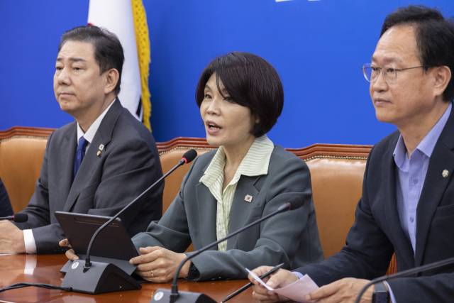 한정애 더불어민주당 정책위의장이 25일 국회에서 열린 정책조정회의에서 발언하고 있다. 연합뉴스