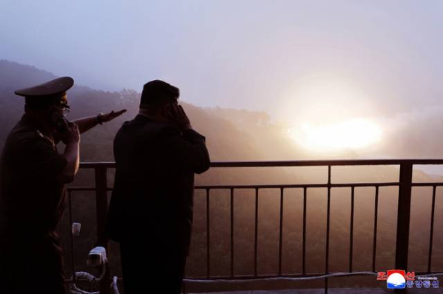 북한이 김정은 국무위원장이 참관한 가운데 미사일총국이 화학재료연구원과 함께 탄소섬유복합재료를 이용한 대출력 고체발동기(엔진) 지상분출시험을 진행하는 모습. 조선중앙통신·연합뉴스