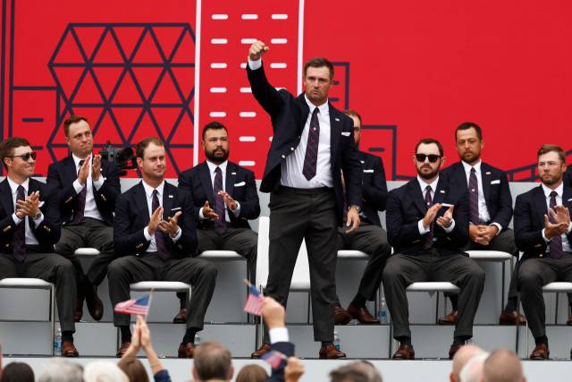 미국팀의 브라이슨 디섐보가 25일 미국 뉴욕주 파밍데일의 베스페이지 블랙 코스에서 진행된 라이더컵 개막식에서 불끈 쥔 주먹을 들어 보이며 홈 팬들의 응원을 이끌어내고 있다. AFP연합뉴스