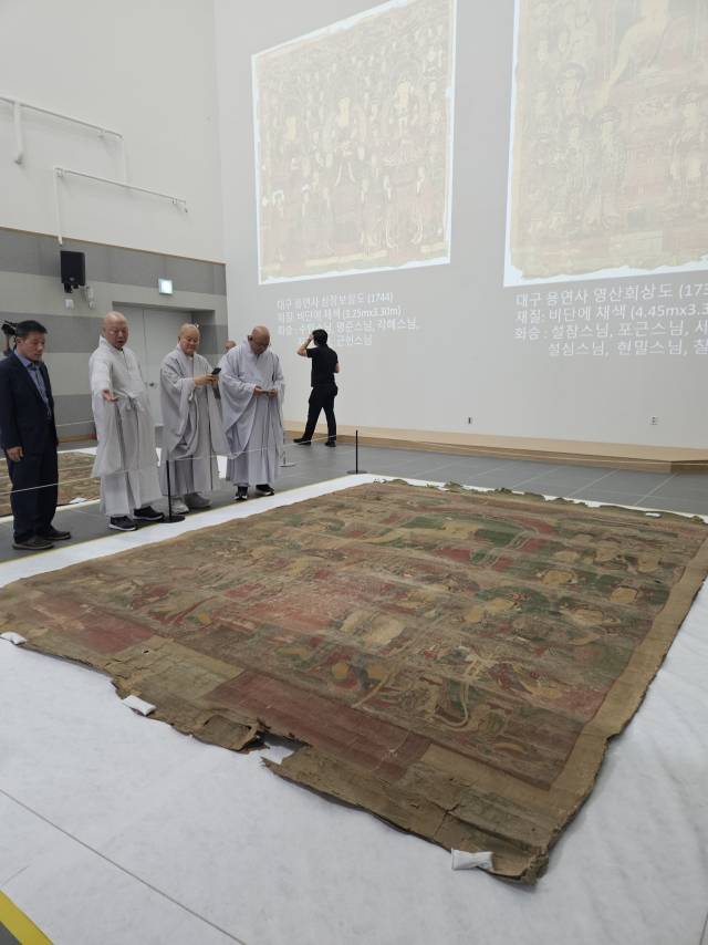 양평 불교문화유산보존센터에서 환수 후 첫 공개된 용연사 영산회상도. 가로 335㎝·세로 445㎝ 크기의 보기 드문 대형 불화다.