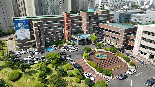 광주시교육청이 실시한 교장교감 연수가 '호화 연수' 논란에 휩싸였다. 예산이 없다면서 수십 곳의 일선 학교 석면 해체공사를 미뤘던 교육청이 교장·교감을 호텔로 데려가 호화 연수를 하고 있다는 것이 논란의 골자다. 광주시교육청 전경 ⓒ광주교육청