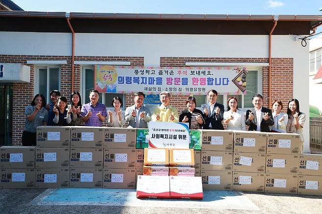 오태완 의령군수가 추석 명절을 앞두고 관내 시회복지시설을 방문해 위문품을 전달했다. ⓒ의령군