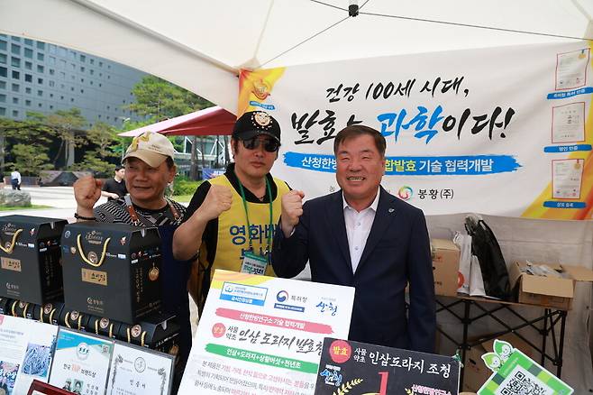 서울 MBC상암문화광장에서 열린 영남권 산불피해지역 희망장터에 참석한 이승화(오른쪽) 산청군수가 영화배우 김보성씨와 파이팅을 하고 있다. ⓒ산청군