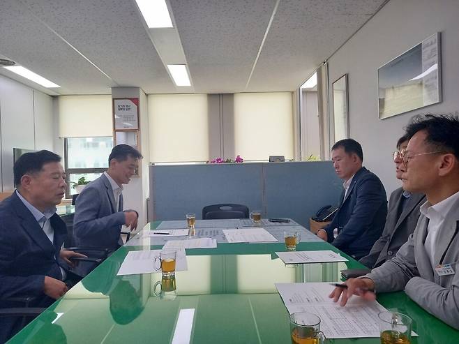 합천군 부군수와 보건소 관계자들이 경남도 보건의료국을 찾아 공중보건의사 충원을 긴급히 건의하고 있다. ⓒ합천군