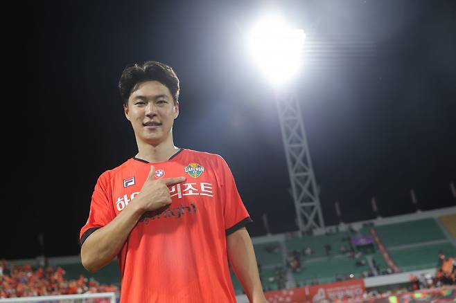 강원의 올해 이적생 중 가장 활약이 두드러지는 선수는 구본철과 김건희(사진)다. 부침을 겪고 있던 둘은 올해 정경호 감독의 전화를 받고 이적을 결심했다. 힘들 때 먼저 찾아준 은사를 위해 힘을 보태겠다는 의지다. 사진제공│한국프로축구연맹