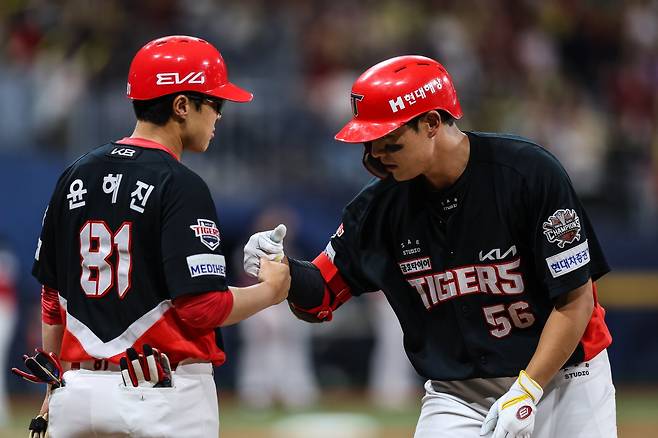 KIA 오선우(오른쪽)는 24일 고척 키움과 원정경기에서 5번타자 1루수로 선발출전해 홈런을 포함해 멀티히트 경기를 펼쳤다. 그는 최근 성장통을 이겨내며 궤도에 오르려고 한다. 사진제공|KIA 타이거즈