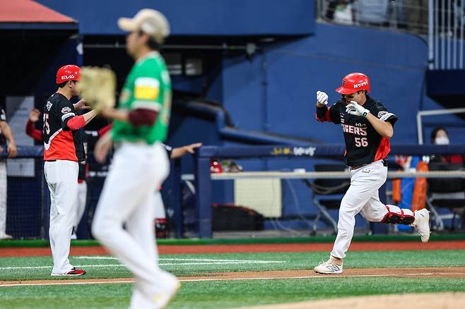 KIA 오선우(오른쪽)는 24일 고척 키움과 원정경기에서 5번타자 1루수로 선발출전해 홈런을 포함해 멀티히트 경기를 펼쳤다. 그는 최근 성장통을 이겨내며 궤도에 오르려고 한다. 사진제공｜KIA 타이거즈