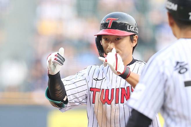 LG 신민재는 득점권에서 뜨거운 타격감을 선보이며 선두권 경쟁에 힘을 보태고 있다. 사진제공｜LG 트윈스