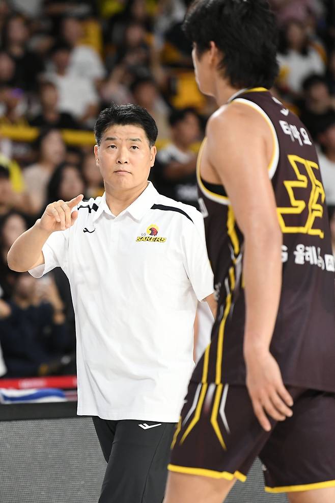 조상현 LG 감독(왼쪽)은 2024~2025시즌 챔피언결정전 우승의 기쁨은 모두 잊고 2025~2026시즌을 준비하고 있다. 다가올 시즌 준비에 여념이 없는 그는 포워드 양홍석, 가드 윤원상이 전역하기 전까지 1라운드에서 5할 이상을 기록하는 게 중요하다고 강조했다. 21일 창원 KCC와 시범경기에서 칼 타마요에게 작전을 지시하는 조 감독. 사진제공｜KBL