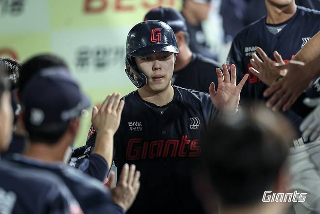 롯데 고승민이 24일 대구삼성라이온즈파크에서 열린 삼성과 원정경기 도중 득점한 뒤 덕아웃에서 동료들과 손뼉을 마주치고 있다. 사진제공｜롯데 자이언츠