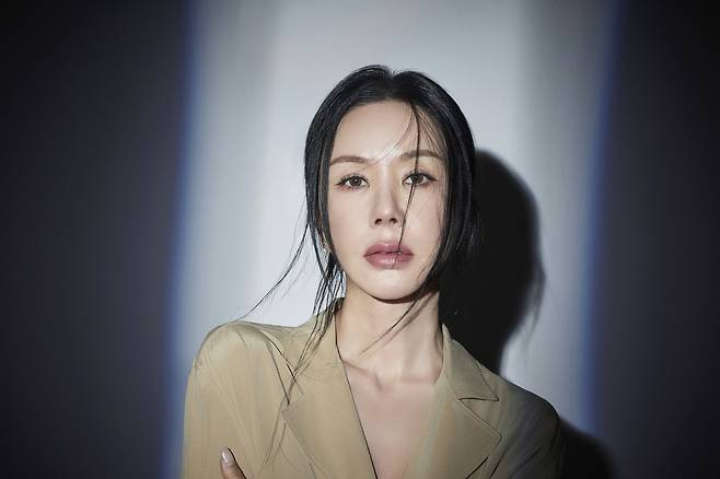 ENA 드라마 ‘금쪽같은 내 스타’에서 봉청자(임세라) 역을 연기한 배우 엄정화. 사진 에일리언컴퍼니