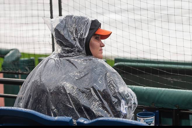 한 디트로이트 팬이 25일 미국 오하이오주 클리블랜드의 프로그레시브필드에서 열린 클리블랜드와 2025 메이저리그(MLB) 정규리그 원정 경기에서 비를 맞으며 경기를 지켜보고 있다.   클리블랜드 | AP연합뉴스