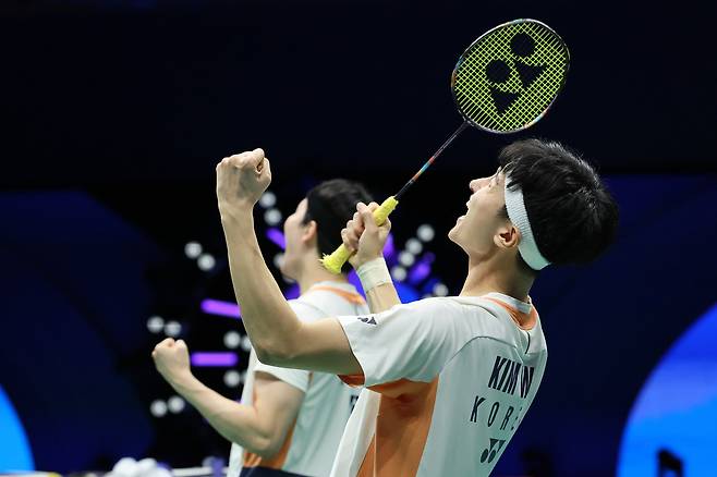 김원호(오른쪽)-서승재가 지난 21일 중국 마스터스 남자복식 우승 후 기뻐하고 있다. 신화연합뉴스