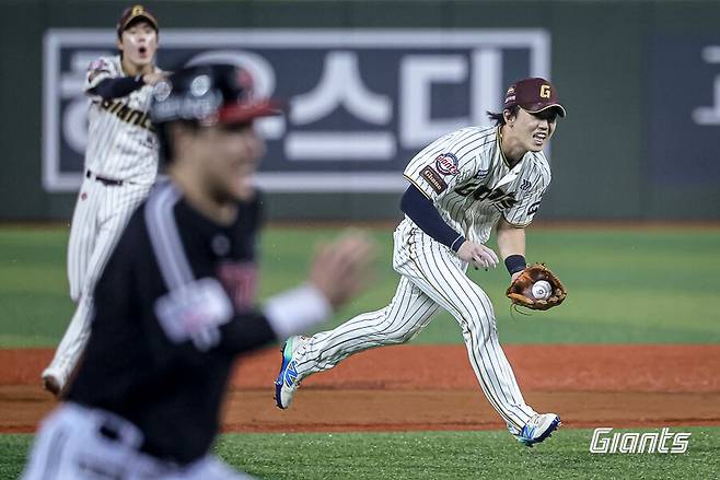 ▲ 롯데는 경기 초중반 나온 실책 및 실책성 플레이로 자멸하며 대패를 면하지 못했다 ⓒ롯데자이언츠