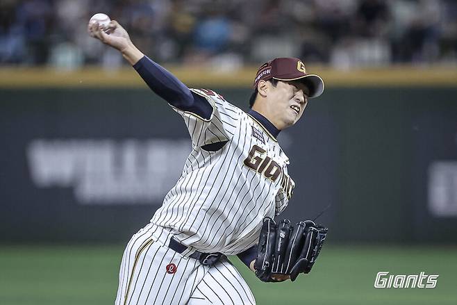 ▲ 구승민은 비자책 2실점을 떠언았다 ⓒ롯데자이언츠