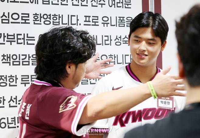 [영상]'박석민 장난기는 저리 가세요' 모자로 남편 놀리는 아내 이은정 씨