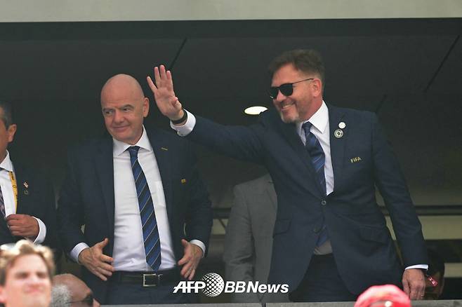 잔니 인판티노(왼쪽) 국제축구연맹(FIFA) 회장과 알레한드로 도밍게스 남미축구연맹(CONMEBOL) 회장. /AFPBBNews=뉴스1
