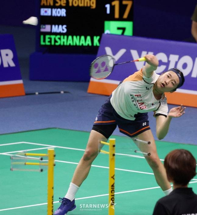 안세영이 24일 코리아오픈 여자 단식 32강에서 강력한 스매시를 날리고 있다. /사진=김진경 대기자