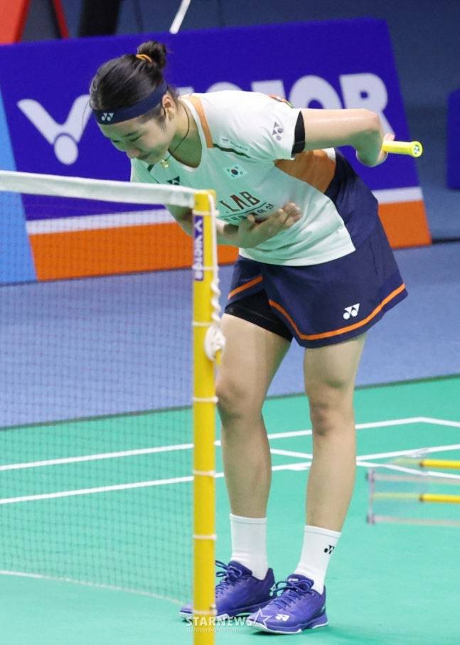 안세영이 승리 후 팬들에게 고개를 숙여 인사를 하고 있다. /사진=김진경 대기자