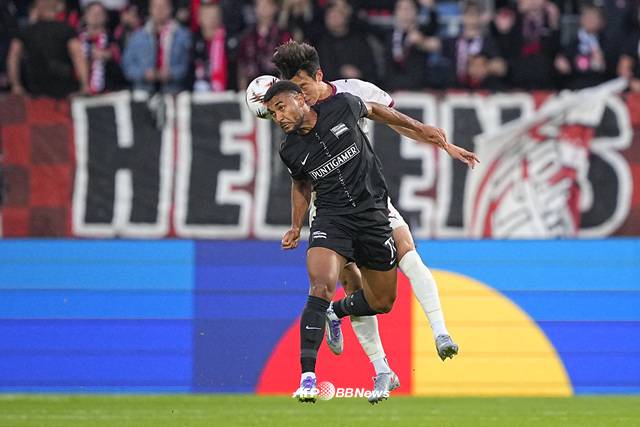 미트윌란 수비수 이한범(오른쪽)이 유로파리그 슈투름그라츠전에서 공중볼 경합을 벌이고 있다. /AFPBBNews=뉴스1