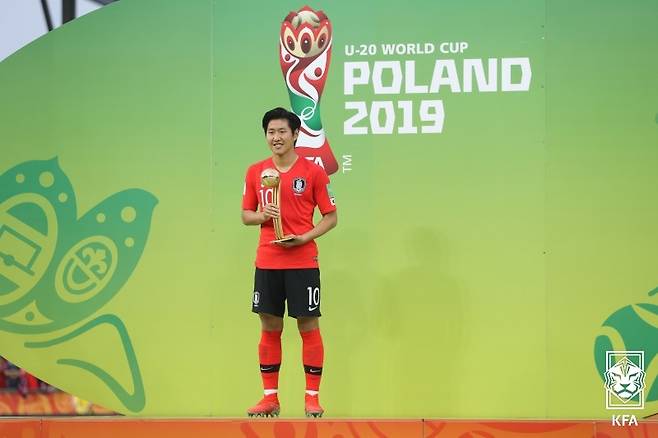 지난 2019년 국제축구연맹(FIFA) U-20 월드컵 최우수선수상(골든볼)을 받았던 이강인. /사진=대한축구협회 제공