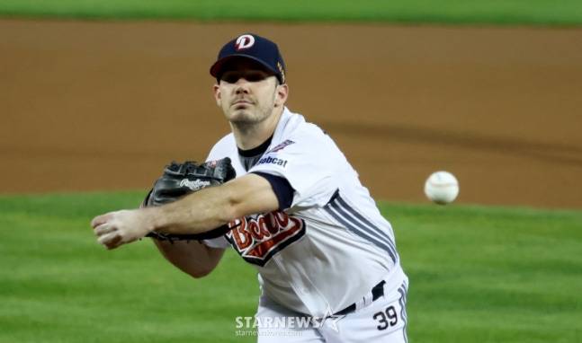 2025 신한 SOL Bank KBO리그 두산 베어스 대 한화 이글스 경기가 25일 서울 잠실야구장에서 열렸다. 두산 선발 잭로그가 역투하고 있다. /사진=김진경 대기자