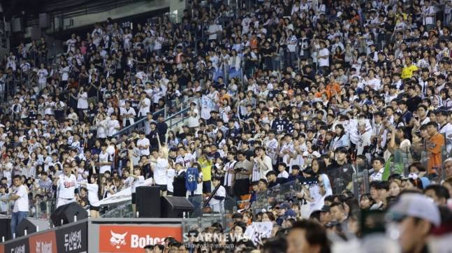 2025 신한 SOL Bank KBO리그 두산 베어스 대 한화 이글스 경기가 25일 서울 잠실야구장에서 열렸다.  잠실구장을 가득 메운 관중들이 명승부를 즐기고 있다. /사진=김진경 대기자