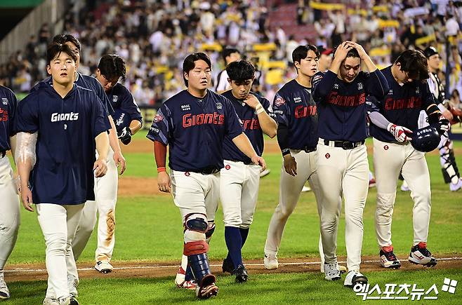 김태형 감독이 이끄는 롯데 자이언츠가 지난 24일 대구 삼성 라이온즈전 패배로 7위까지 추락했다. 사진 엑스포츠뉴스 DB