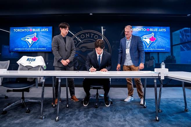 장충고 우완투수 문서준이 25일 캐나다 온타리오주 토론토에 위치한 로저스센터에서 미국 메이저리그 토론토 블루제이스와 계약금 150만 달러(약 21억원)에 정식 계약을 체결했다. 리코스포츠에이전시