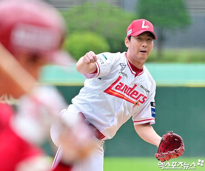 21일 오후 인천SSG랜더스필드에서 열린 '2025 신한 SOL Bank KBO리그' KIA 타이거즈와 SSG 랜더스의 경기, 경기 전 SSG 문승원이 라이브 피칭을 하고 있다. 엑스포츠뉴스 DB