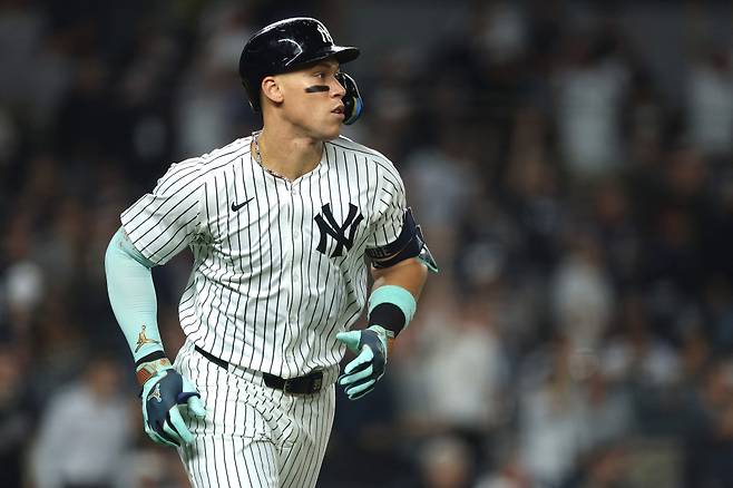 뉴욕 양키스 애런 저지가 25일 미국 뉴욕주 브롱스의 양키스타디움에서 열린 2025 미국 메이저리그(MLB) 시카고 화이트삭스와의 홈경기에 2번타자 겸 우익수로 선발 출전해 4타수 3안타(2홈런) 4타점 1볼넷 2득점을 기록했다. 시즌 50호, 51호 홈런을 때리면서 팀의 8-1 승리에 크게 기여했다. AFP 연합뉴스