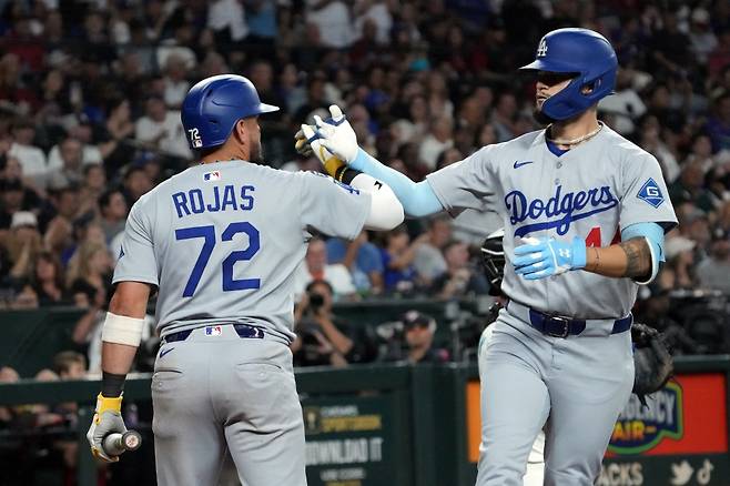 25일 미국 애리조나주 피닉스의 체이스필드에서 열린 2025 미국 메이저리그(MLB) LA 다저스와 애리조나 다이아몬드백스의 경기, 4회초 1사 1루 다저스 앤디 파헤스가 투런 홈런을 날린 뒤 팀 동료 미겔 로하스와 기쁨을 나누고 있다. Imagn Images 연합뉴스